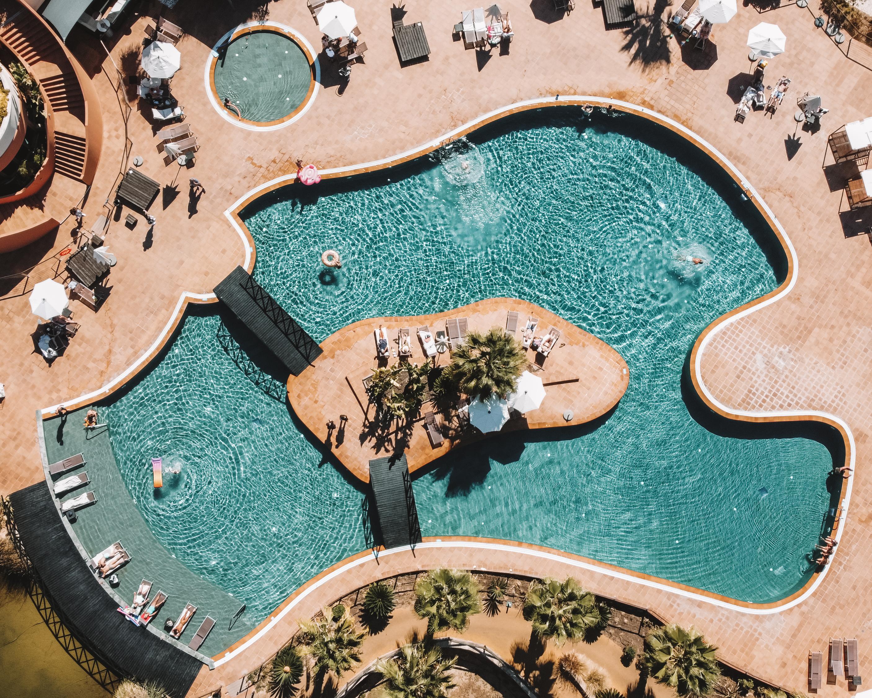 Monte Santo Resort Carvoeiro  Exteriér fotografie Aerial view of the pool at the Hilton Hawaiian Village